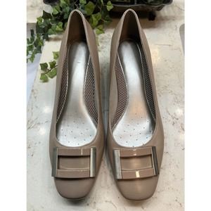 Easy Spirit 10M Esobara Pumps 1.5 in Block Heel Beige Preowned With Defect